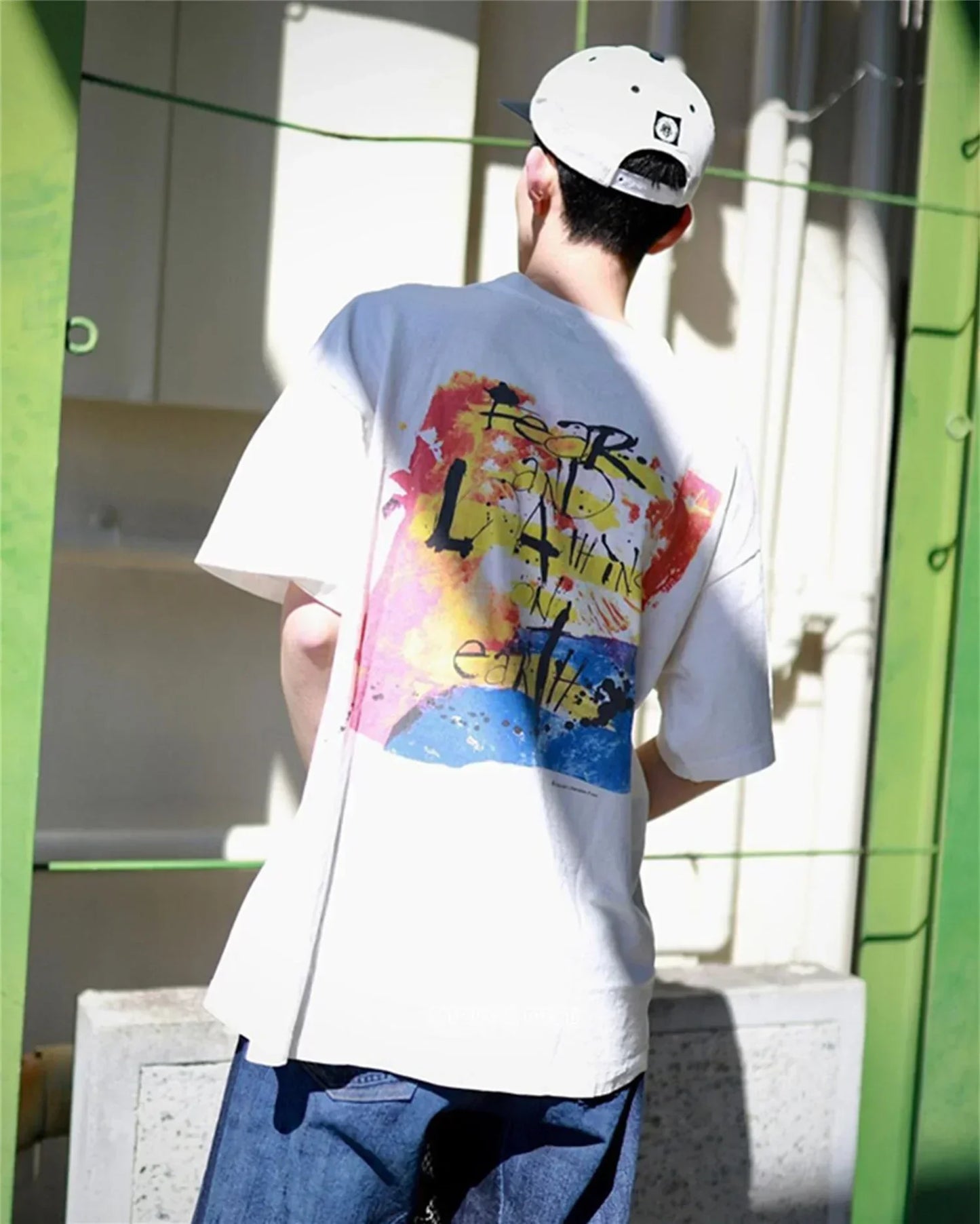 Camiseta blanca con estampado de grafiti retro