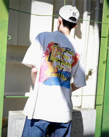 Camiseta blanca con estampado de grafiti retro