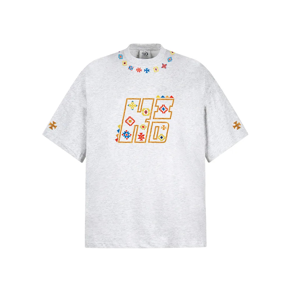 Camiseta geométrica con cuello redondo y bordados