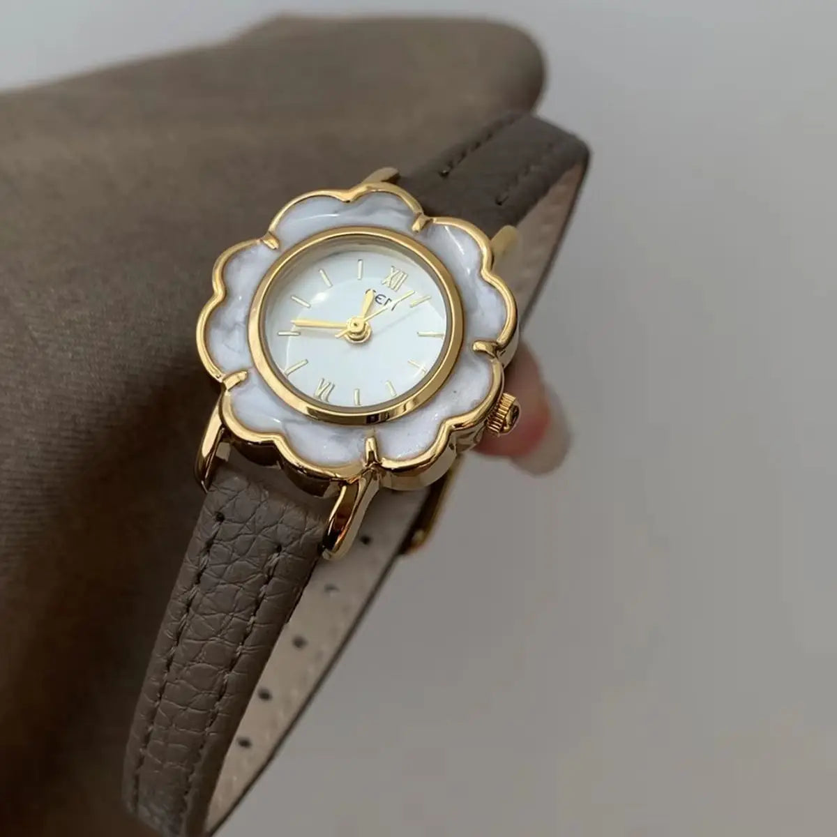 Vintage Flower Shape Leather Watch