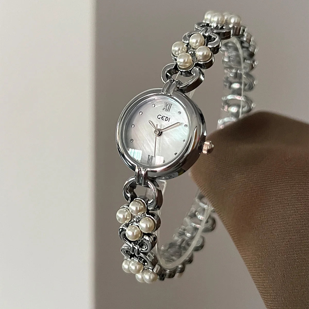 Inlaid Pearl Bracelet Light Luxury Quartz Watch