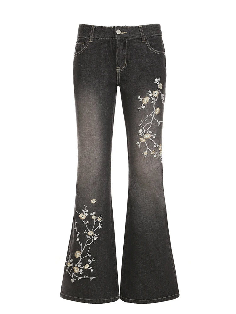 Jeans acampanados de tiro bajo con bordado floral vintage
