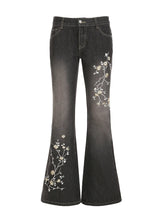 Jeans acampanados de tiro bajo con bordado floral vintage