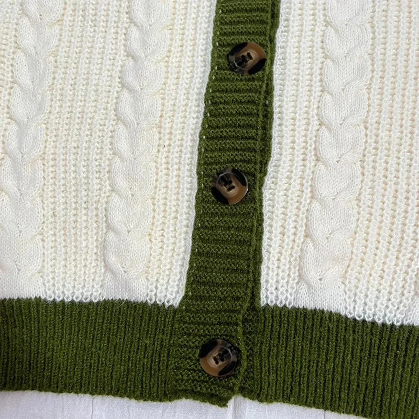 Grüner, bestickter Cardigan mit Knopfleiste