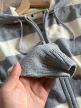 Gemütlicher gestreifter Kapuzenpullover