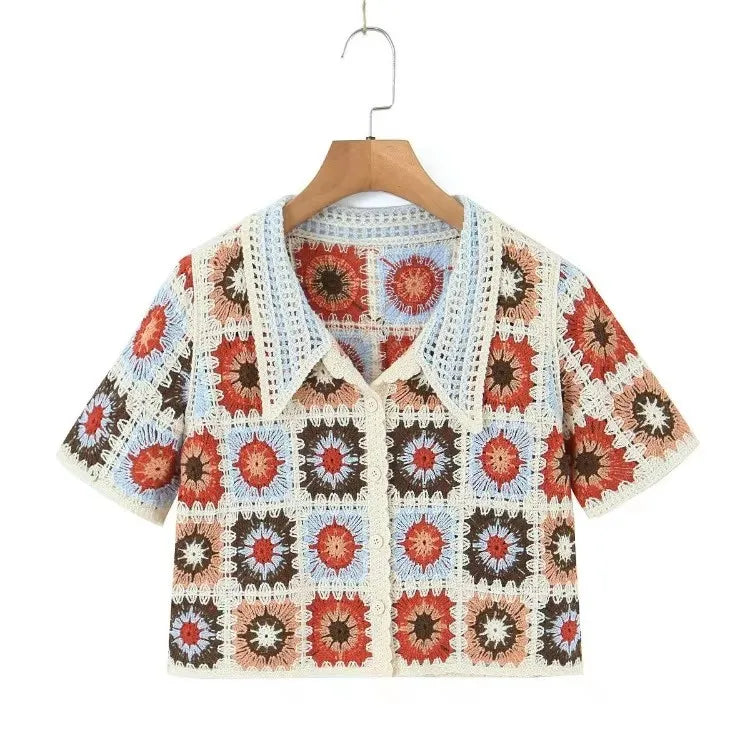 Vintage gehäkeltes T-Shirt mit Blumenmuster und Kragen
