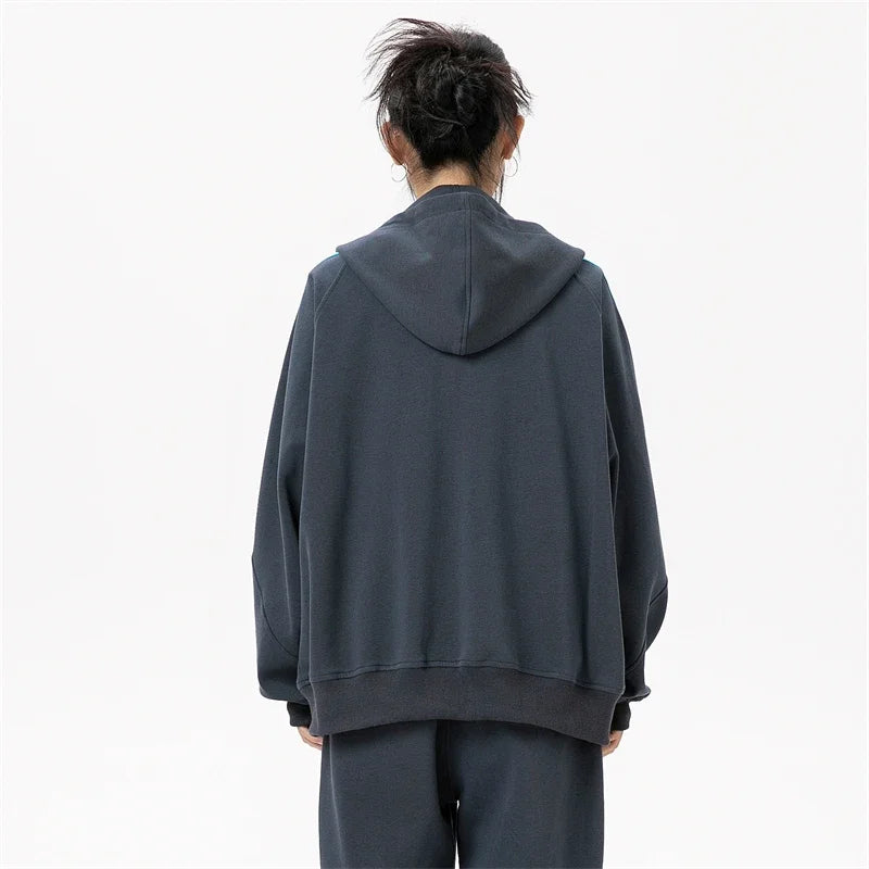 Stylischer gestreifter Kapuzenpullover mit Reißverschluss