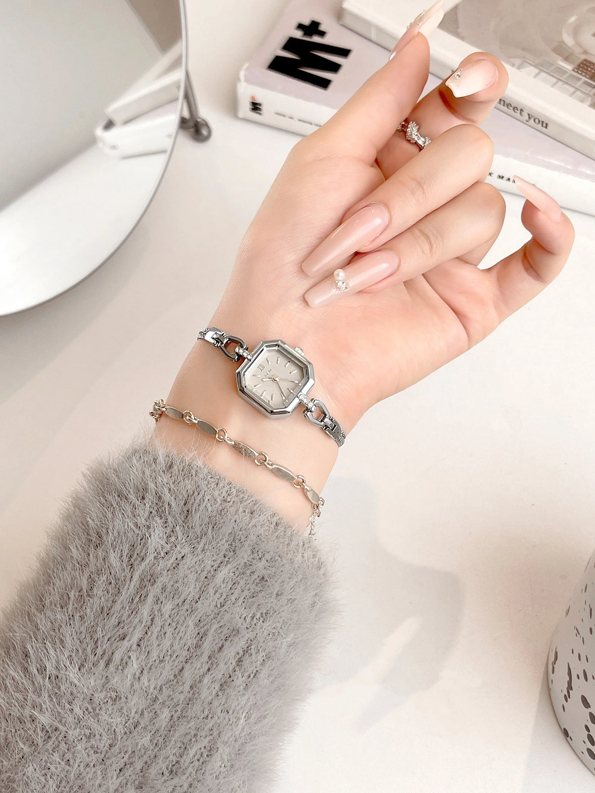Elegant Bracelet Style Quartz Women's Wristwatch