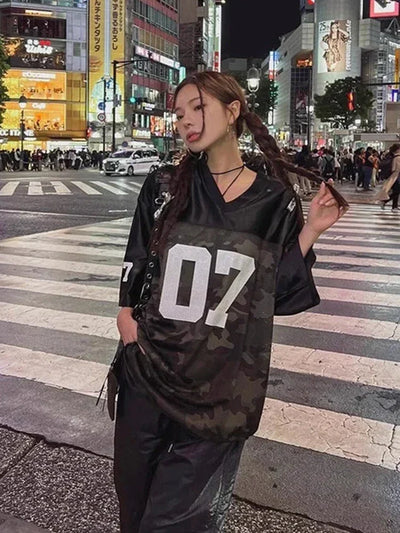 Vintage Locker Sitzendes V-Ausschnitt Jersey-T-Shirt