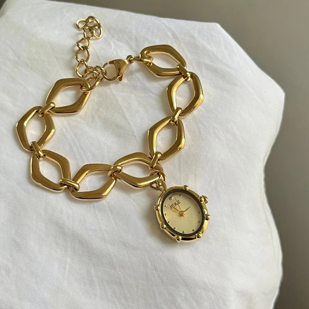 Simple Dial Clock Bracelet Style Wristwatch