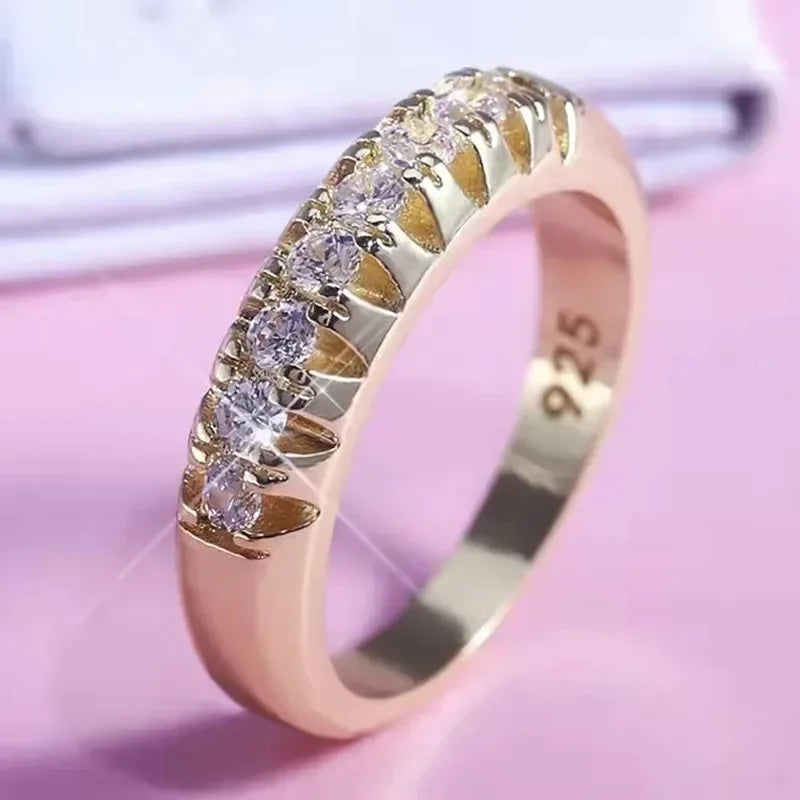 Geometrischer glänzender Ring