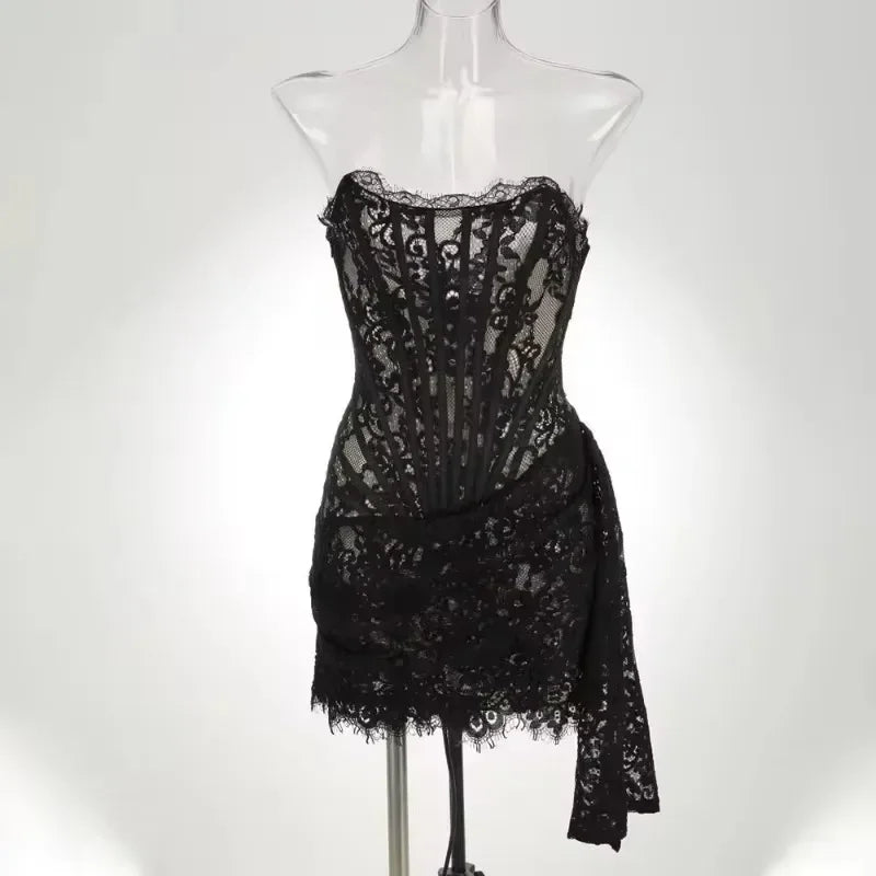 Verführerisches trägerloses Mini-Spitzenkleid