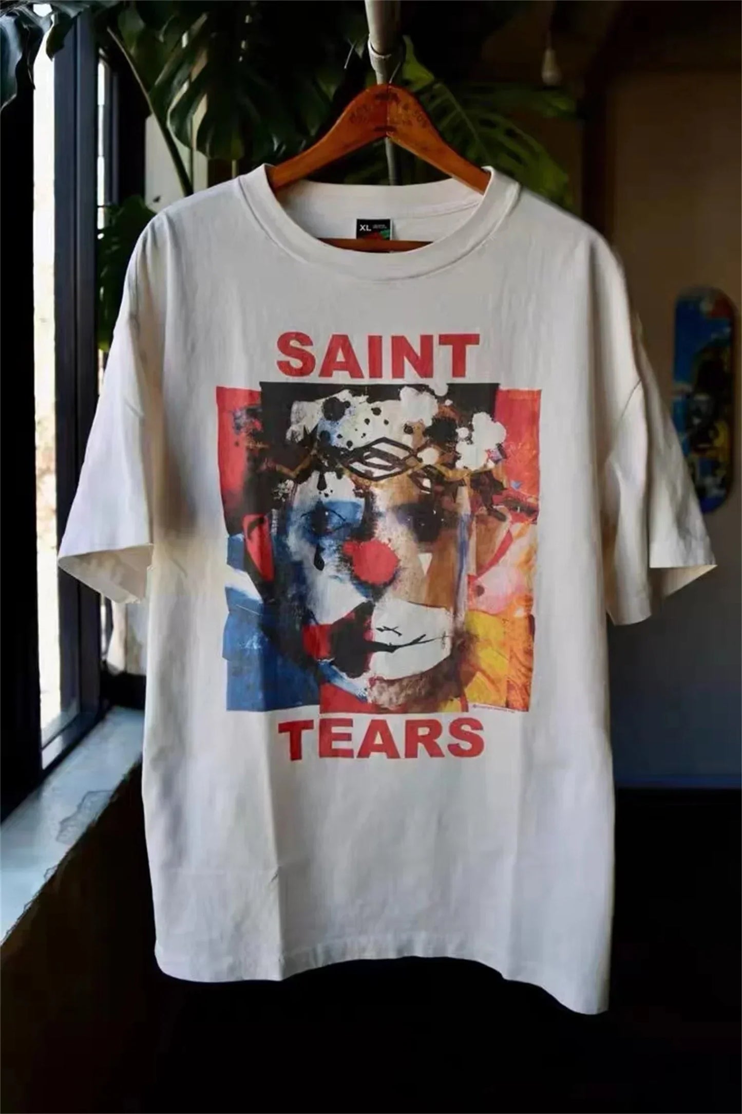 Camiseta blanca con estampado de grafiti retro
