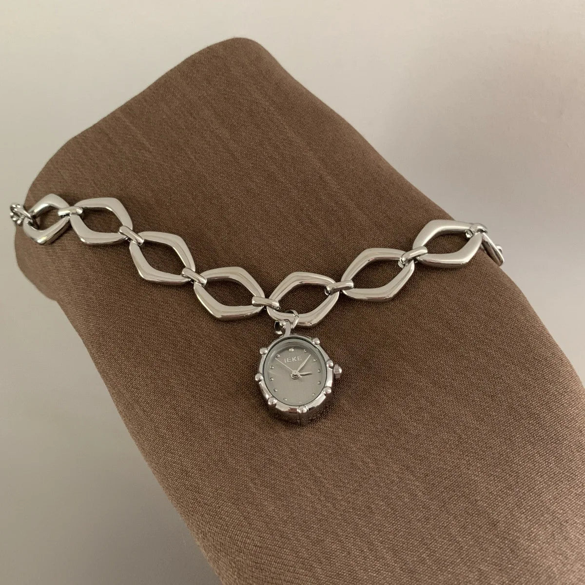 Simple Dial Clock Bracelet Style Wristwatch
