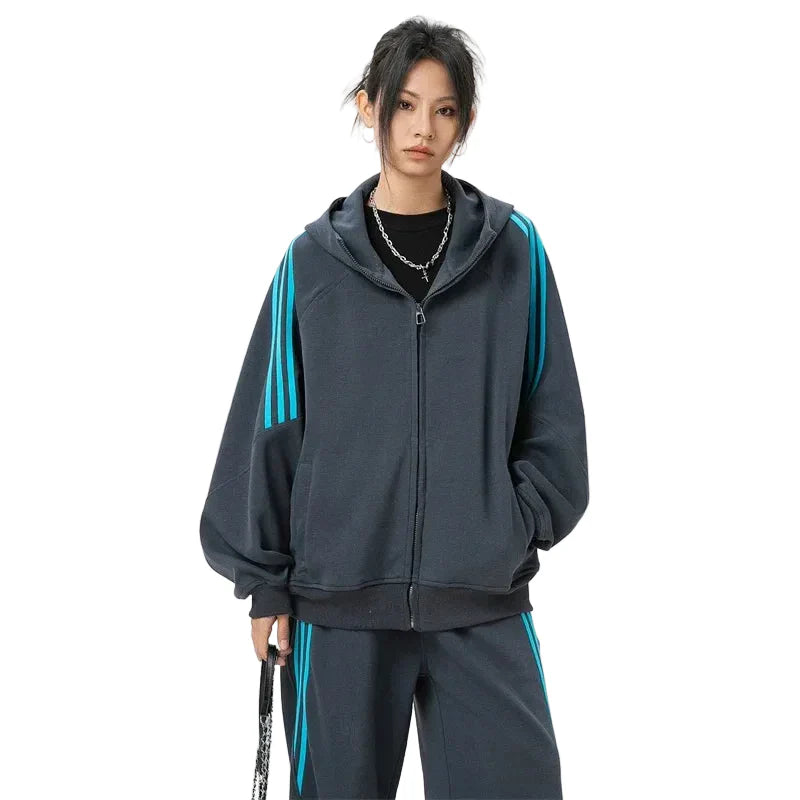 Stylischer gestreifter Kapuzenpullover mit Reißverschluss