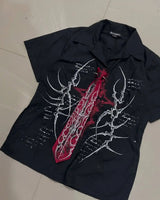 Camisa Y2K de esmoquin con estampado de calaveras