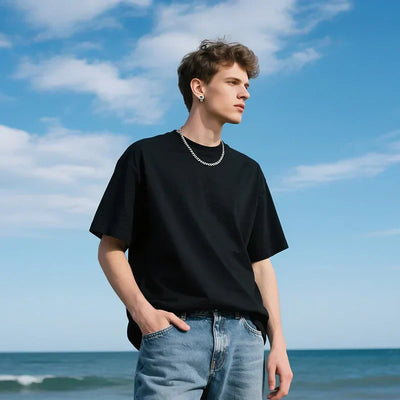 Camiseta negra minimalista extragrande con hombros caídos